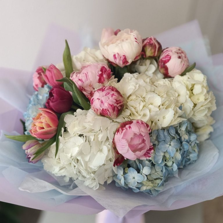 Ramo de lujo con peonías rosas y blancas y hortensias para entrega exclusiva en hoteles de Maspalomas y Playa del Inglés, elaborado por JB O