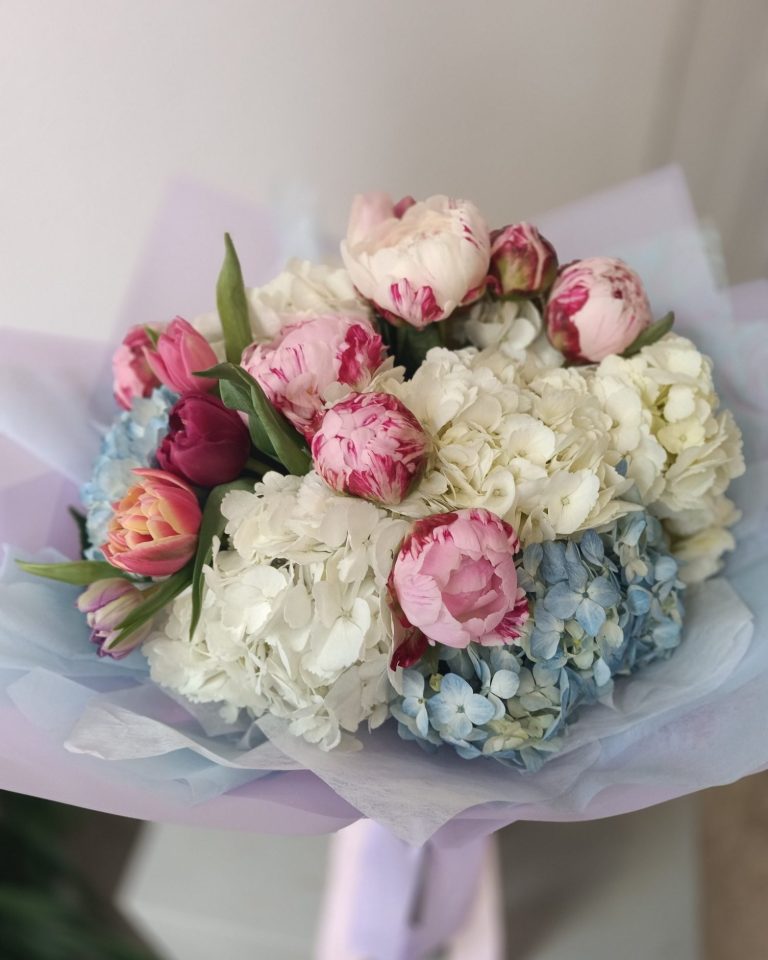 Ramo de lujo con peonías rosas y blancas y hortensias para entrega exclusiva en hoteles de Maspalomas y Playa del Inglés, elaborado por JB O